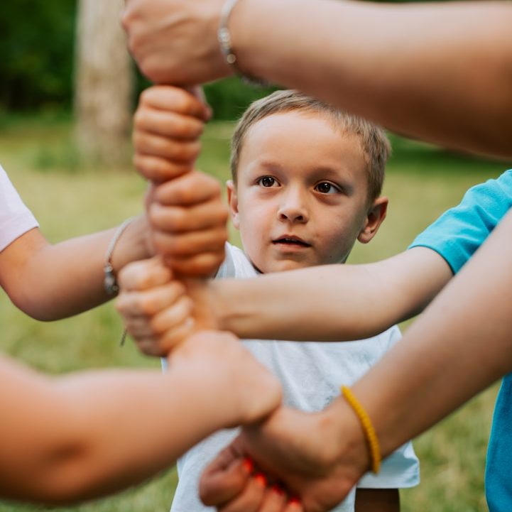 Soziale Kompetenz entwickeln Kinderhände gestalten gemeinsam eine bunte kreative Arbeit