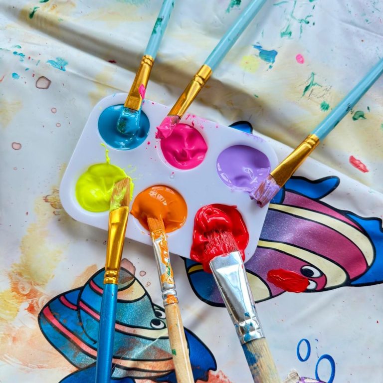 Bunte Mal- und Bastelmaterialien mit Pinseln, Farben und weiteren Utensilien.